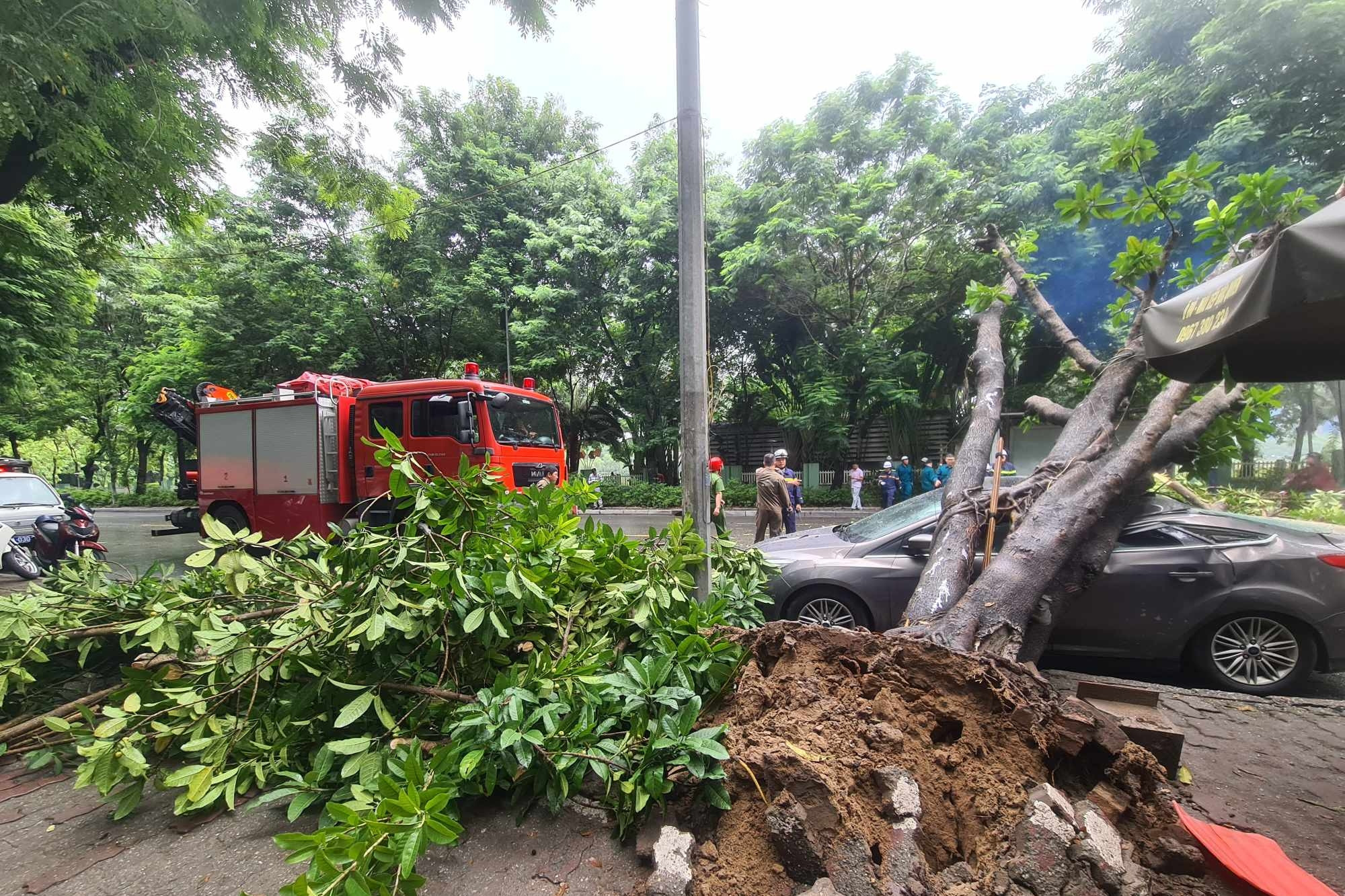 4 lưu ý bảo vệ ô tô mùa mưa bão chủ xe phải biết kẻo tiền mất tật mang