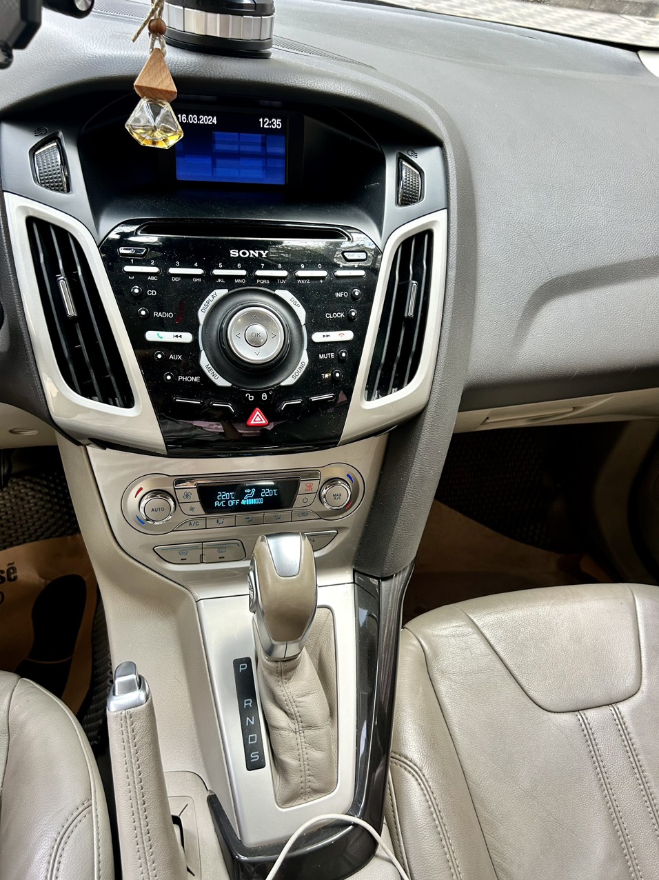 Ford Focus 2015 AT sedan 2.0 360 triệu. Xe nét kèo thơm